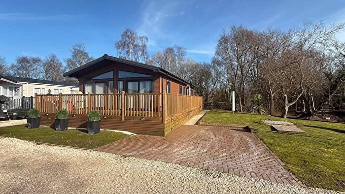 2 Bedroom Mobile/park Home For Sale In Lakes-Wharf Rd, Crowle, DN17