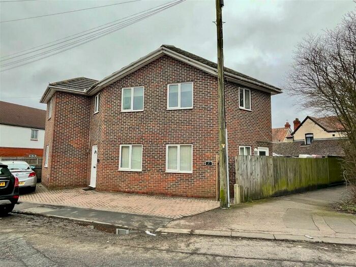 2 Bedroom Flat To Rent In Mill Lane, Newbury, RG14