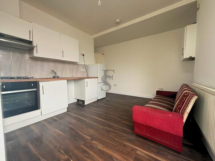 3 Bedroom Flat To Rent In Uppingham Road, Leicester, LE5