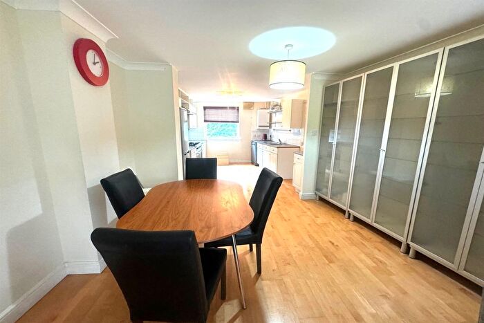 3 Bedroom Flat To Rent In Hartlepool Court, E16