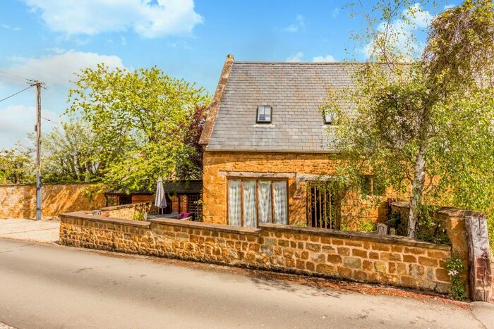 3 Bedroom Barn Conversion To Rent In The Green, Warmington, Banbury, OX17