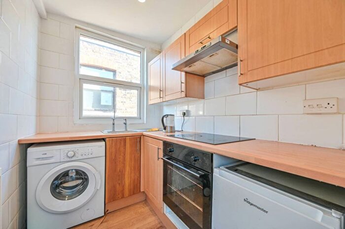 Studio To Rent In Cambridge Gardens, North Kensington, London, W10