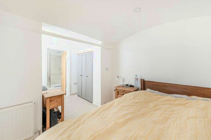 2 Bedroom Flat To Rent In Courtfield Gardens, Earls Court, London, SW5