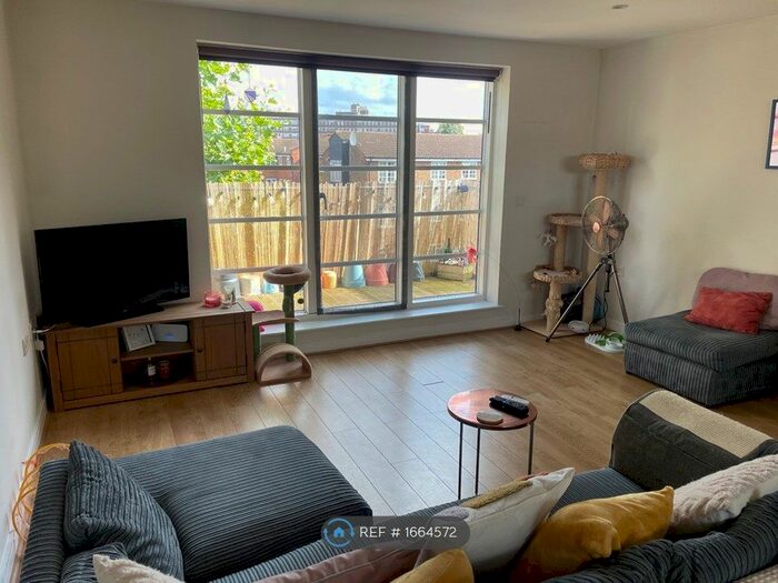 3 Bedroom Flat To Rent In Mayfield House, London, SW17
