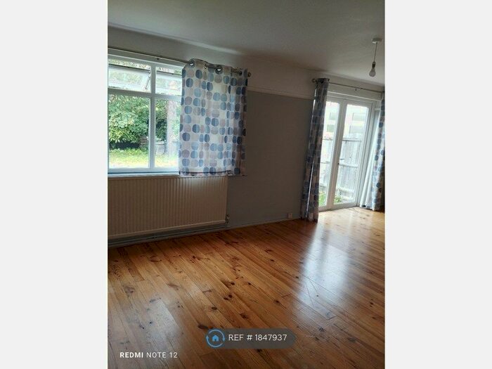 3 Bedroom Semi-Detached House To Rent In Meadowbank, Surbiton, KT5