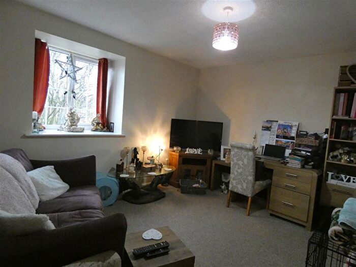 1 Bedroom Flat For Sale In Monarch Close, Stretton, Burton-On-Trent, DE13