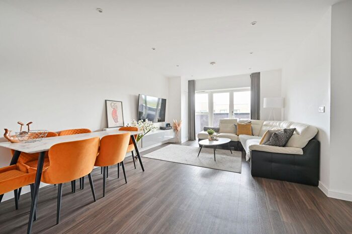 2 Bedroom Flat For Sale In Warneford House, Prestwick Road, Bushey, South Oxhey, WD19