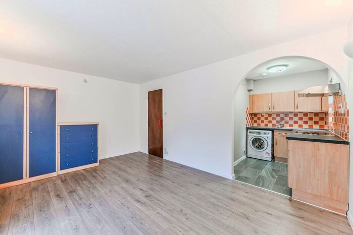 Studio To Rent In St Christophers Gardens, Thornton Heath, CR7