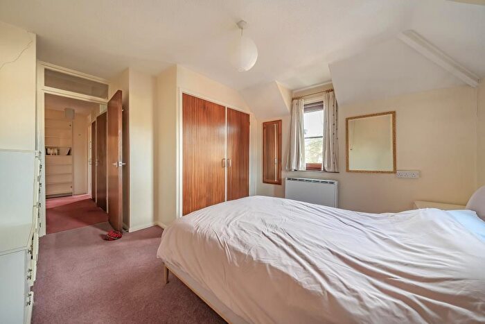 2 Bedroom Flat For Sale In Chesham, Buckingahamshire, HP5