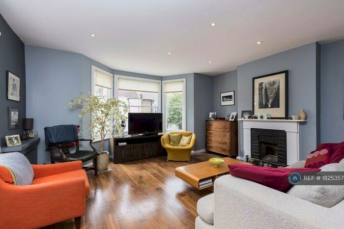 2 Bedroom Flat To Rent In Buckmaster Road, London, SW11