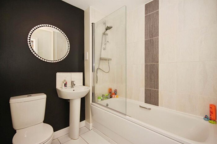 2 Bedroom Semi-Detached House For Sale In Upperfield Road, Warwick, CV34