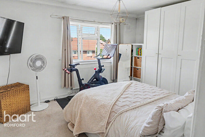 2 Bedroom Flat To Rent In Bell Avenue, Romford, RM3