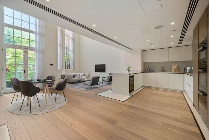 3 Bedroom Flat To Rent In Richmond Hill, Surrey TW10