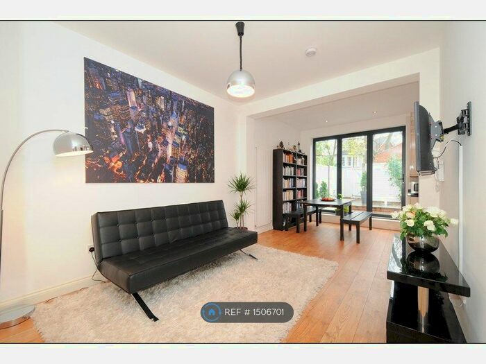 3 Bedroom Flat To Rent In Ellesmere Road, London, W4