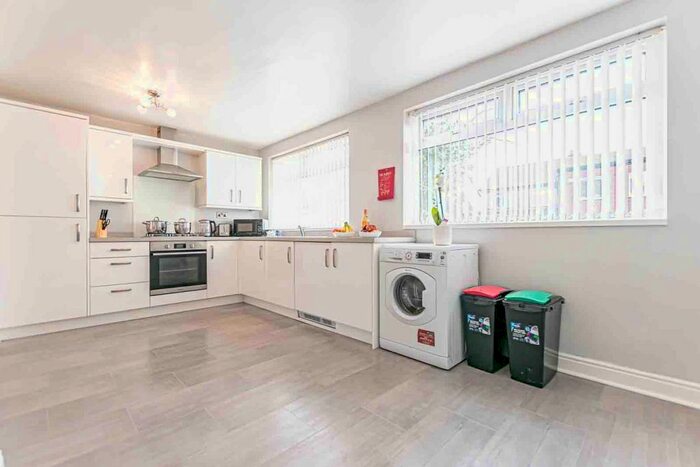 3 Bedroom Flat To Rent In June Avenue, Coquitlam, WN7