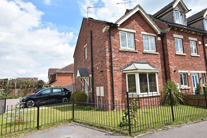 3 Bedroom End Of Terrace House For Sale In De Caldwell Drive, NG24
