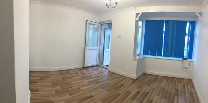 3 Bedroom Barn Conversion To Rent In New Road, Dagenham, RM10