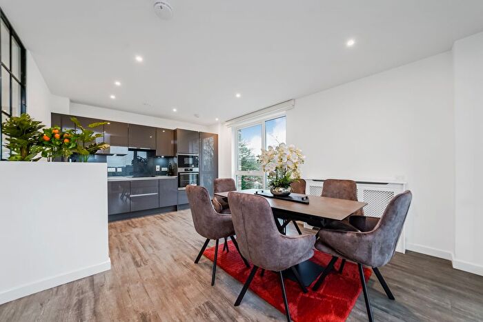 2 Bedroom Flat To Rent In Cornforth Lane, London, NW7