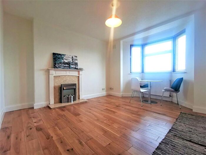 2 Bedroom Flat To Rent In Frogmore, London, SW18