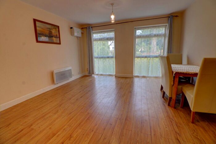 2 Bedroom Maisonette For Sale In Baron Court, Reading, RG30