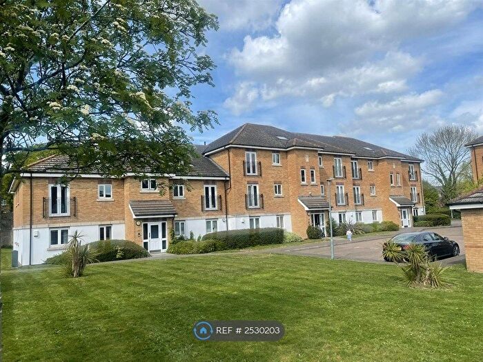 2 Bedroom Flat To Rent In Woodville Court, London, N14