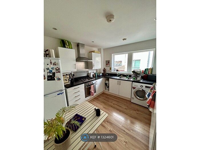 2 Bedroom Flat To Rent In Dunn Street, London, E8
