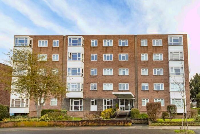 Flat To Rent In Adelaide Road, Surbiton, KT6