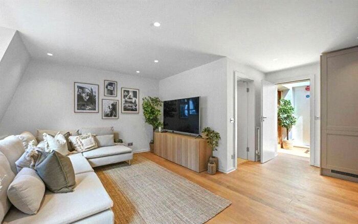 2 Bedroom Flat To Rent In Bingham Place, Marylebone, London, W1U