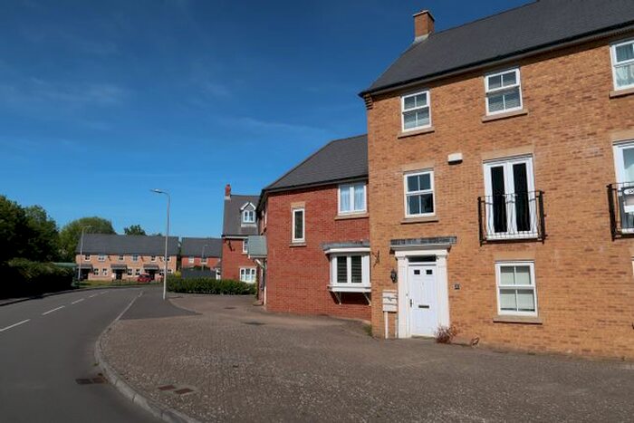 4 Bedroom Town House To Rent In Cae Canol, Penarth, CF64