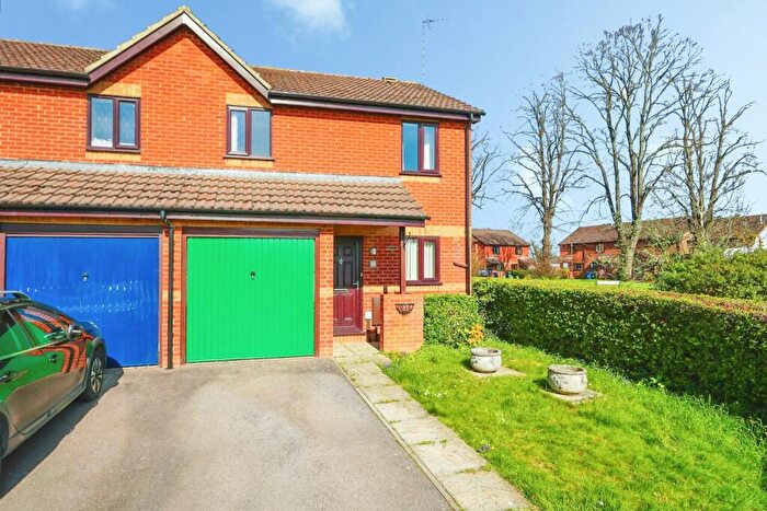 3 Bedroom Semi Detached House For Sale In Parklands, Banbury, Oxfordshire, OX16