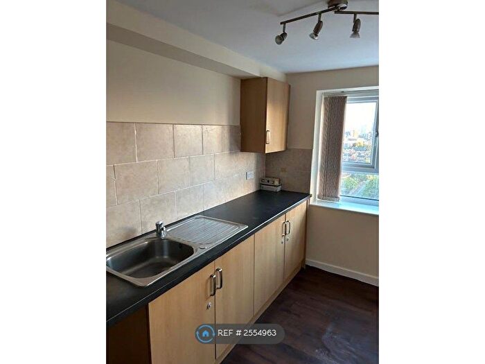 2 Bedroom Flat To Rent In City View, Salford, M7