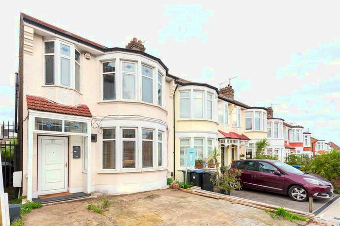 4 Bedroom End Of Terrace House To Rent In Hedge Lane, Palmers Green, London, N13