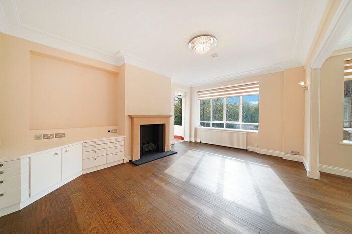 3 Bedroom Flat To Rent In Viceroy Court, - Prince Albert Road, NW8