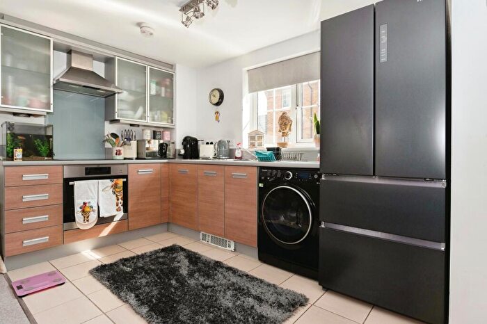 1 Bedroom Flat For Sale In Russett Way, Dunstable, Bedfordshire, LU5