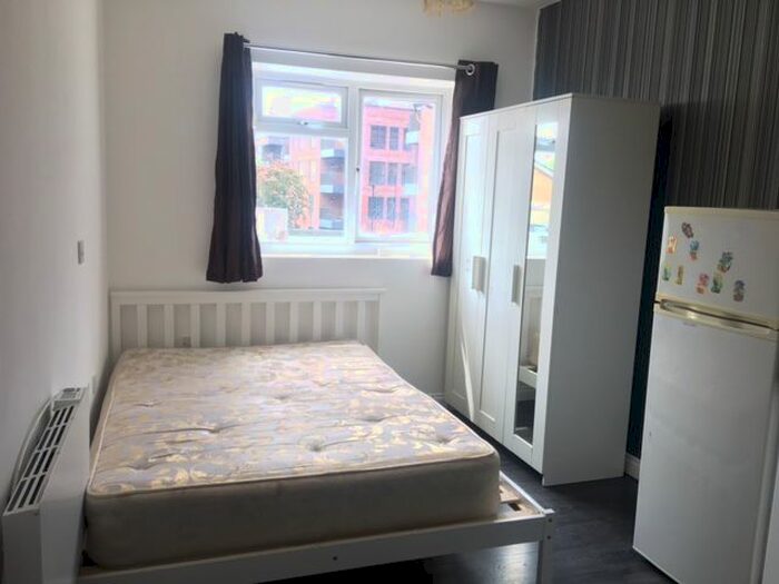 Studio To Rent In Bath Road, Hounslow, TW4