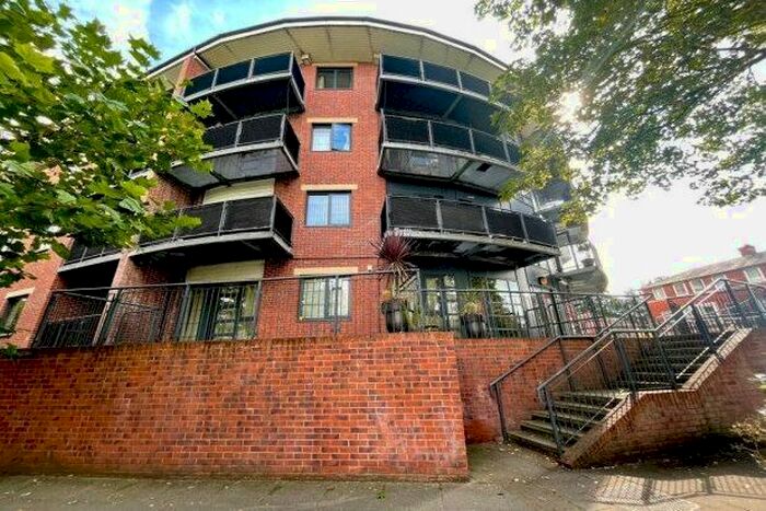 2 Bedroom Flat To Rent In Regents Court, Manchester, M16