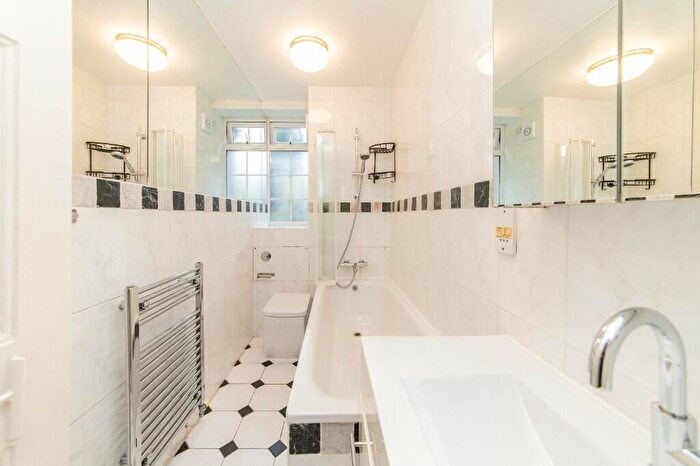2 Bedroom Flat For Sale In Great North Road, London, N2
