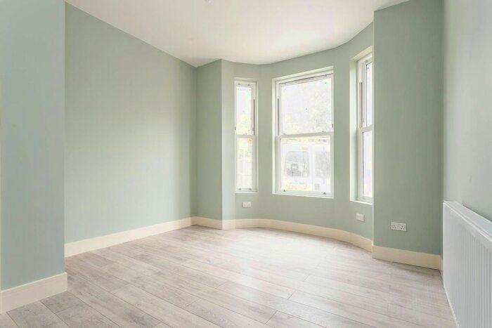 3 Bedroom Flat To Rent In Gap Road, Wimbledon, London, SW19