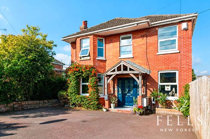 4 Bedroom Detached House For Sale In Parsonage Barn Lane, Ringwood, BH24