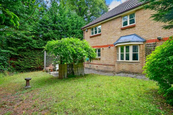 4 Bedroom Detached House For Sale In Postmill Close, Croydon, Surrey, CR0