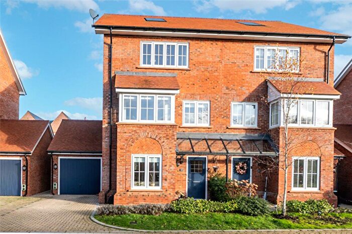 4 Bedroom Semi Detached House For Sale In McLaren Way, Didcot, Oxfordshire, OX11