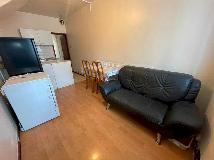 Studio To Rent In The Glen, Southall, UB2
