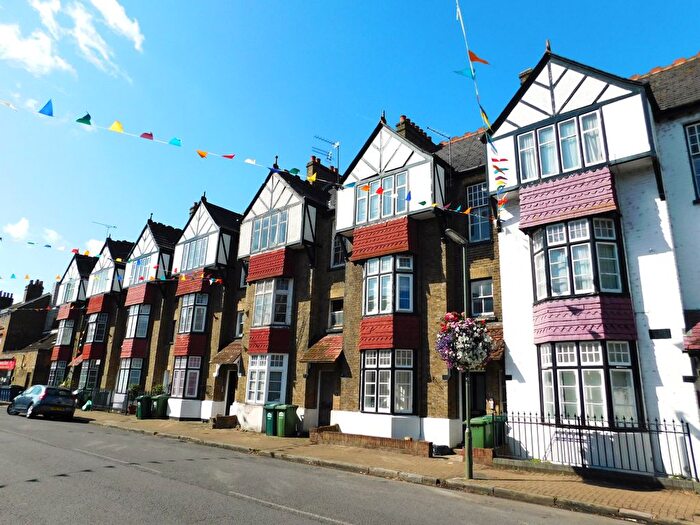 2 Bedroom Flat To Rent In The Avenue, Sunbury-On-Thames, TW16