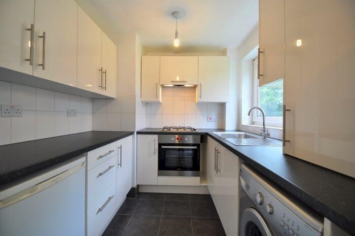 2 Bedroom Maisonette To Rent In Fernley Court, Maidenhead SL6