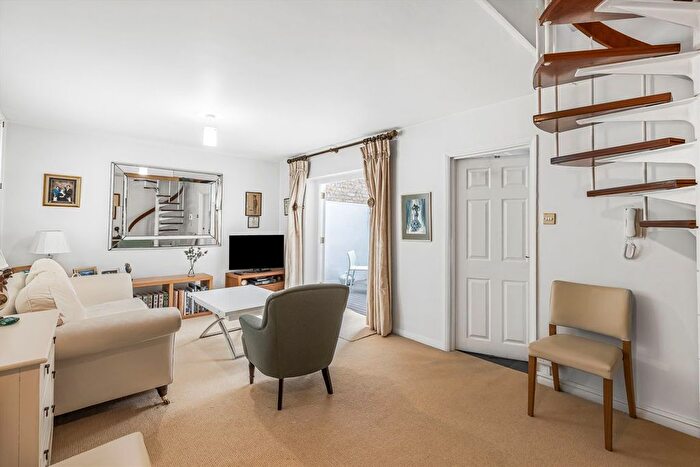 1 Bedroom Maisonette For Sale In Sutherland Street, Pimlico, SW1V