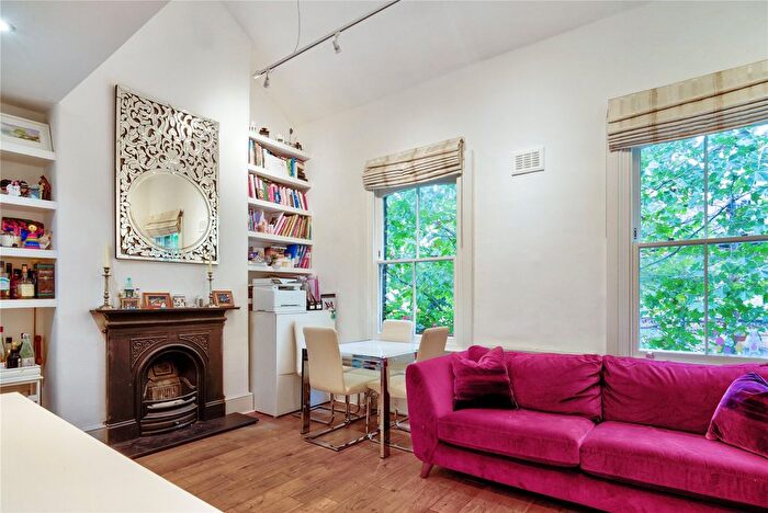2 Bedroom Flat For Sale In Grayshott Road, SW11