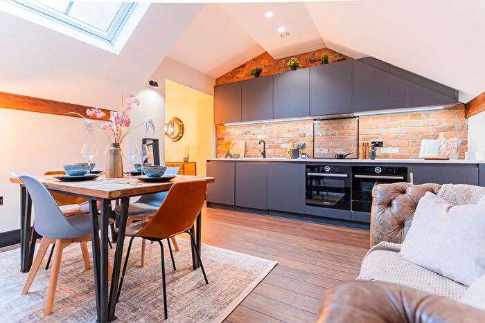 2 Bedroom Flat To Rent In Portland Street, Manchester, M1