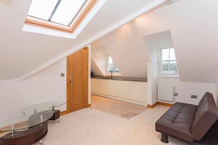2 Bedroom Flat To Rent In High Street, Chesham, HP5