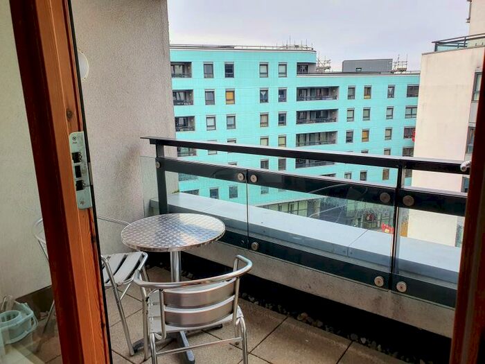2 Bedroom Apartment To Rent In Gateway East, Marsh Lane. Leeds, LS9