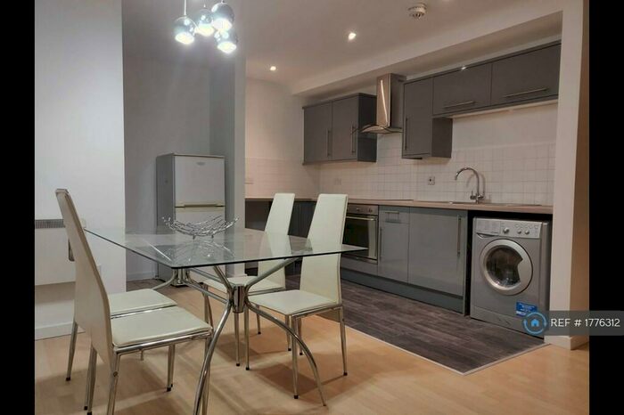 2 Bedroom Flat To Rent In Quay, Salford, M5